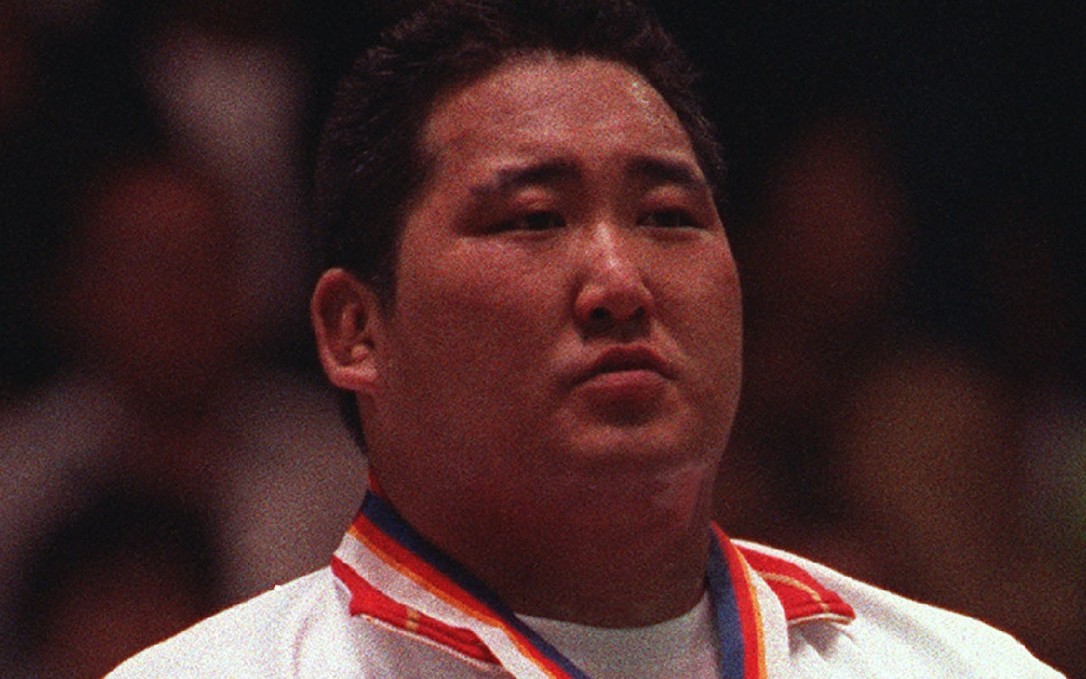 Hitoshi Saito during the award ceremony of Seoul 1988. GETTY IMAGES