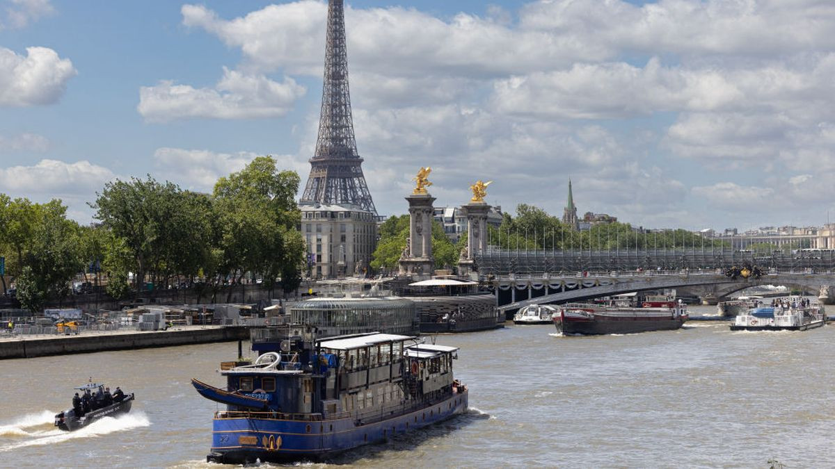 View of the Seine river, the Alexandre 3 bridge and the Eiffel Tower. GETTY IMAGES.