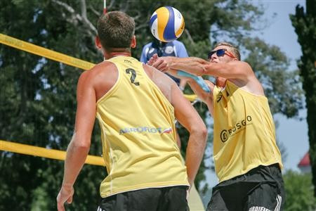 Mykola Babich and Iaroslav Gordieiev earned two wins to reach the main draw of the men's tournament ©FIVB