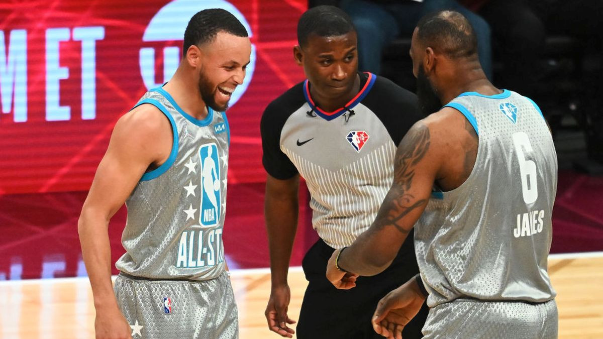 LeBron James and Stephen Curry joking in the last All Star Game. GETTY IMAGES.