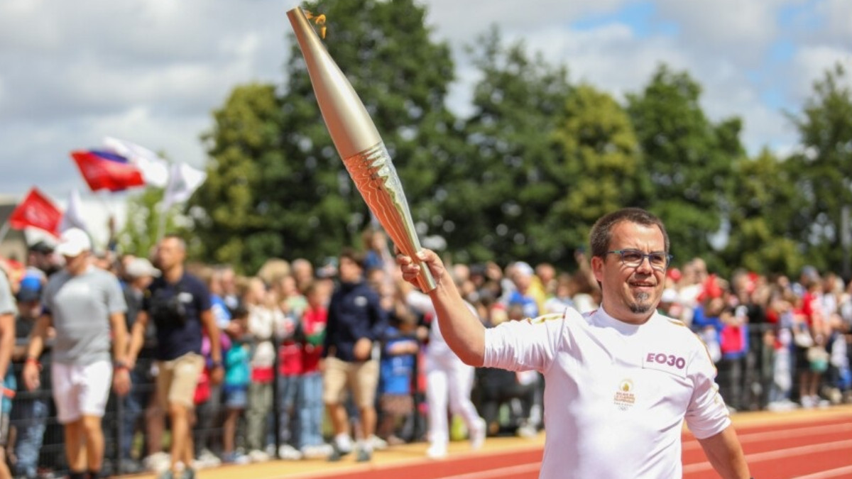 Torch Relay Stage 50: Fabulous fifty in Eure