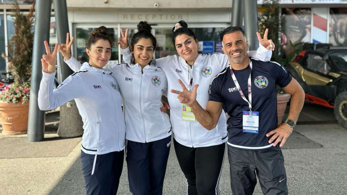 Together with her teammates and Muna Dahouk and Nigara Shaheen, and coach Vahid Sarlak. INTERNATIONAL JUDO FEDERATION.