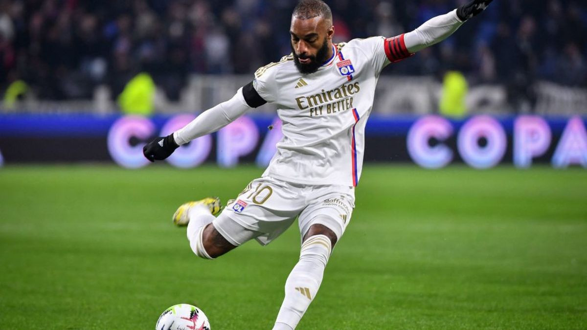 Lyon’s Alexandre Lacazette takes a shot during the French L1. GETTY IMAGES.