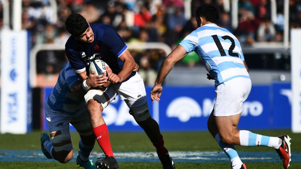 Hugo Auradou of France is tackled during a test match between Argentina Pumas and France at Estadio Malvinas Argentinas. GETTY IMAGES