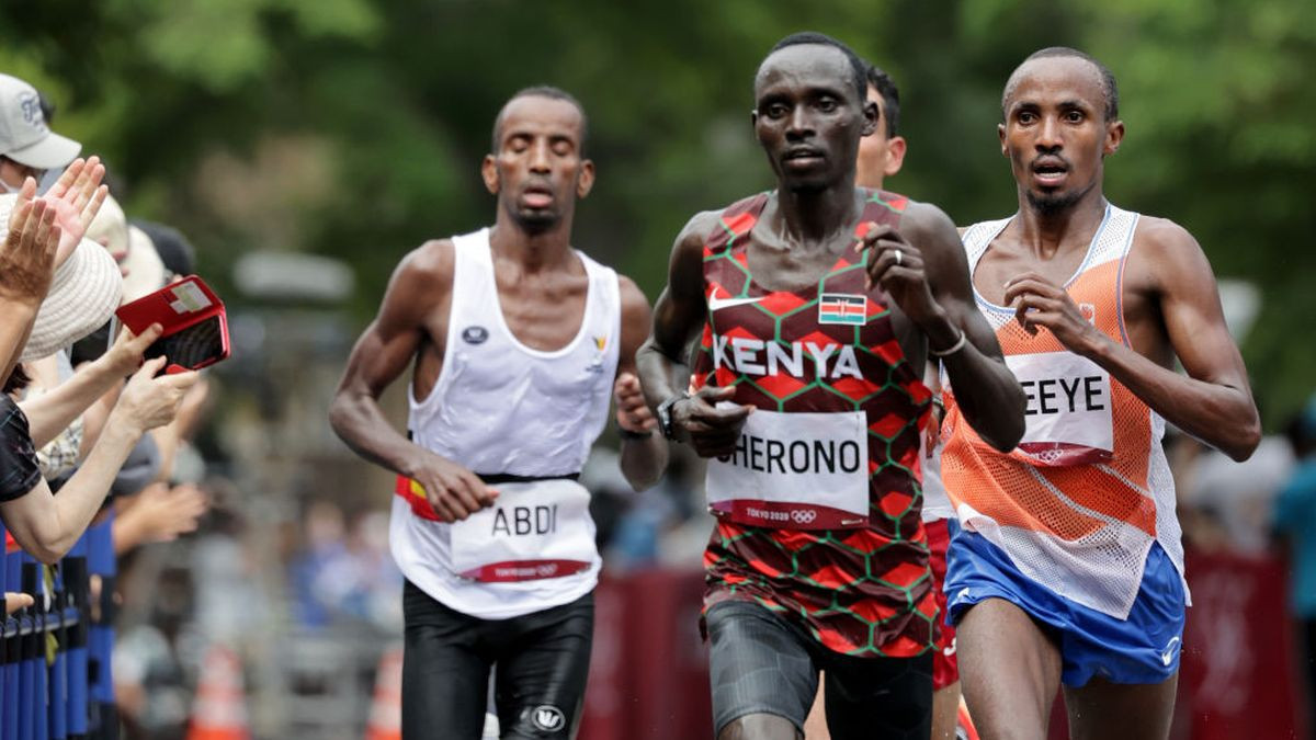 Netherlands' Abdi Nageeye (R) competes with Belgium's Bashir Abdi (L) and Kenya's Lawrence Cherono (C) in the men's marathon final on day sixteen of the Tokyo 2020 Olympic Games. GETTY IMAGES.