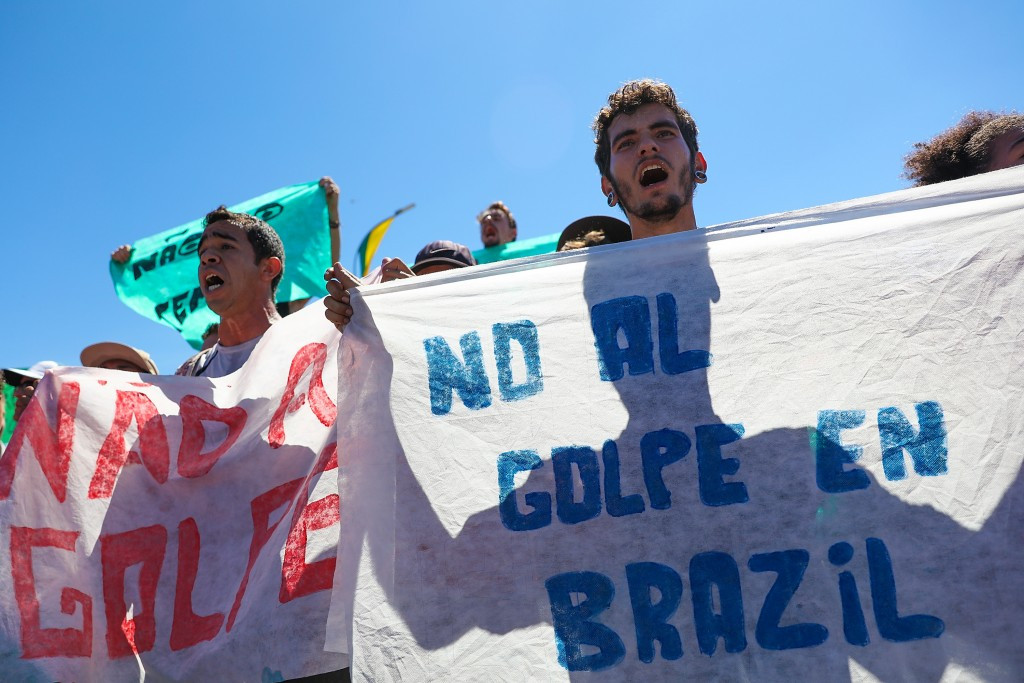 Supporters of Brazilian President Dilma Rousseff demonstrate against the ongoing impeachment proceedings during the Torch Relay ©Getty Images