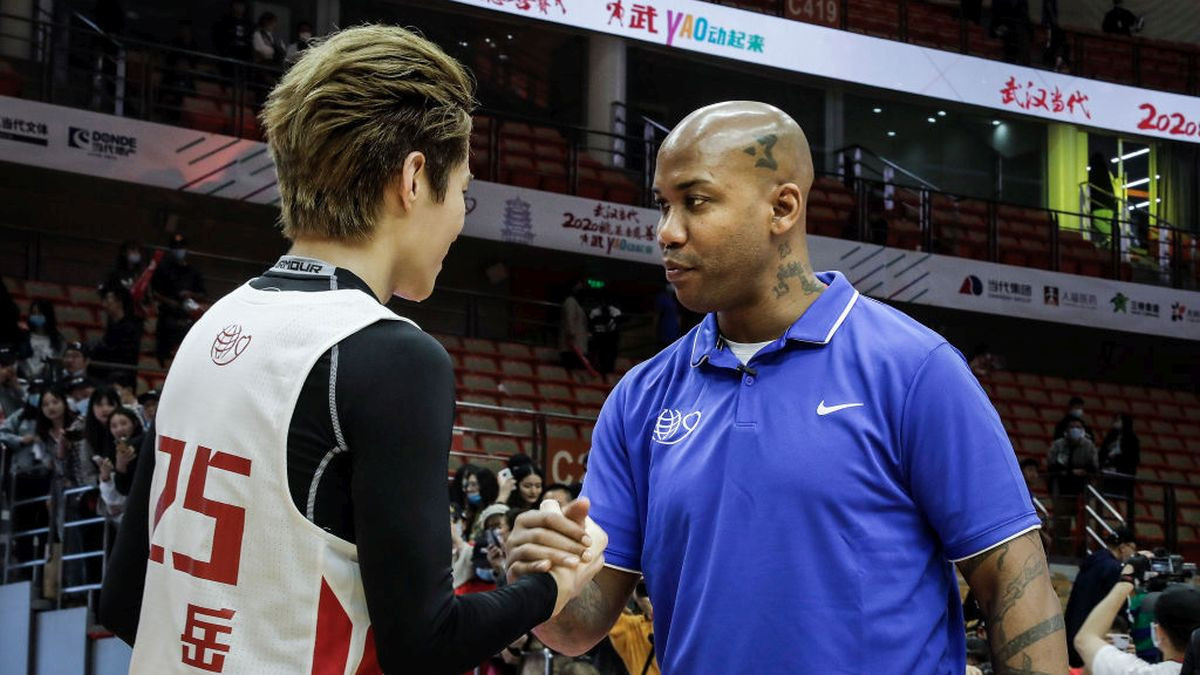Stephon Marbury share the hand with palyer during 2020 Yao Foundation Charity tournament on October 2020 in Wuhan, China. GETTY IMAGES