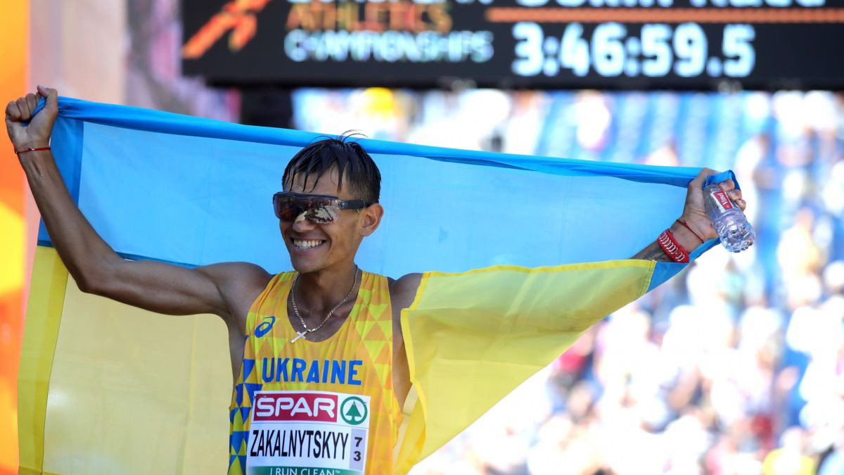 Maryan zakalnytskyy with ukrainian flag. GETTY IMAGES.
