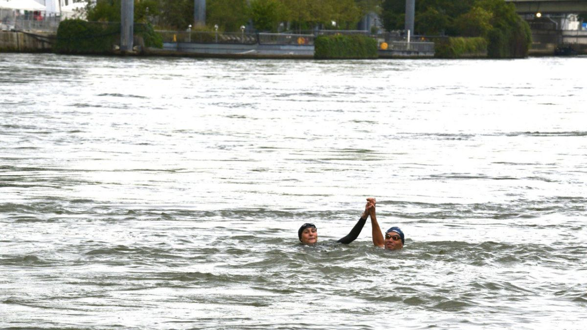 French sports minister swims in Seine, beats Paris mayor 