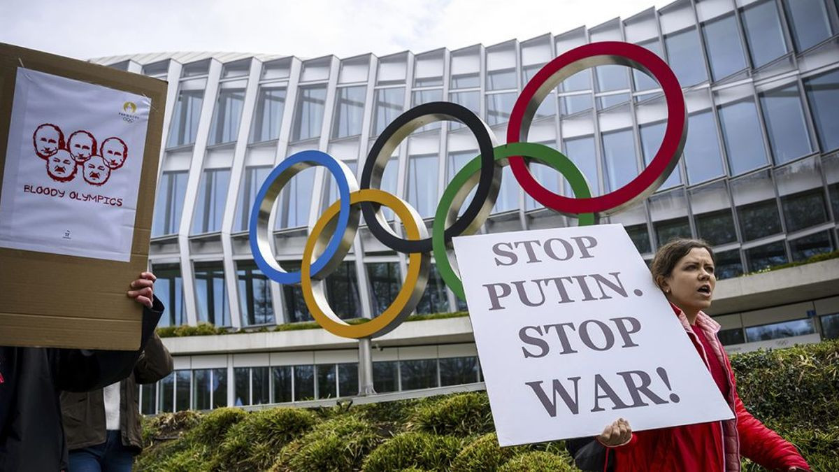 Ukrainian protesters take part in a protest outside the IOC headquarters. AP PHOTO.
