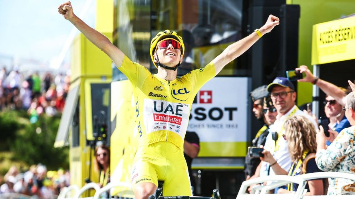 
Pogacar raises his arms at the finish line of Plateau de Beille. GETTY IMAGES