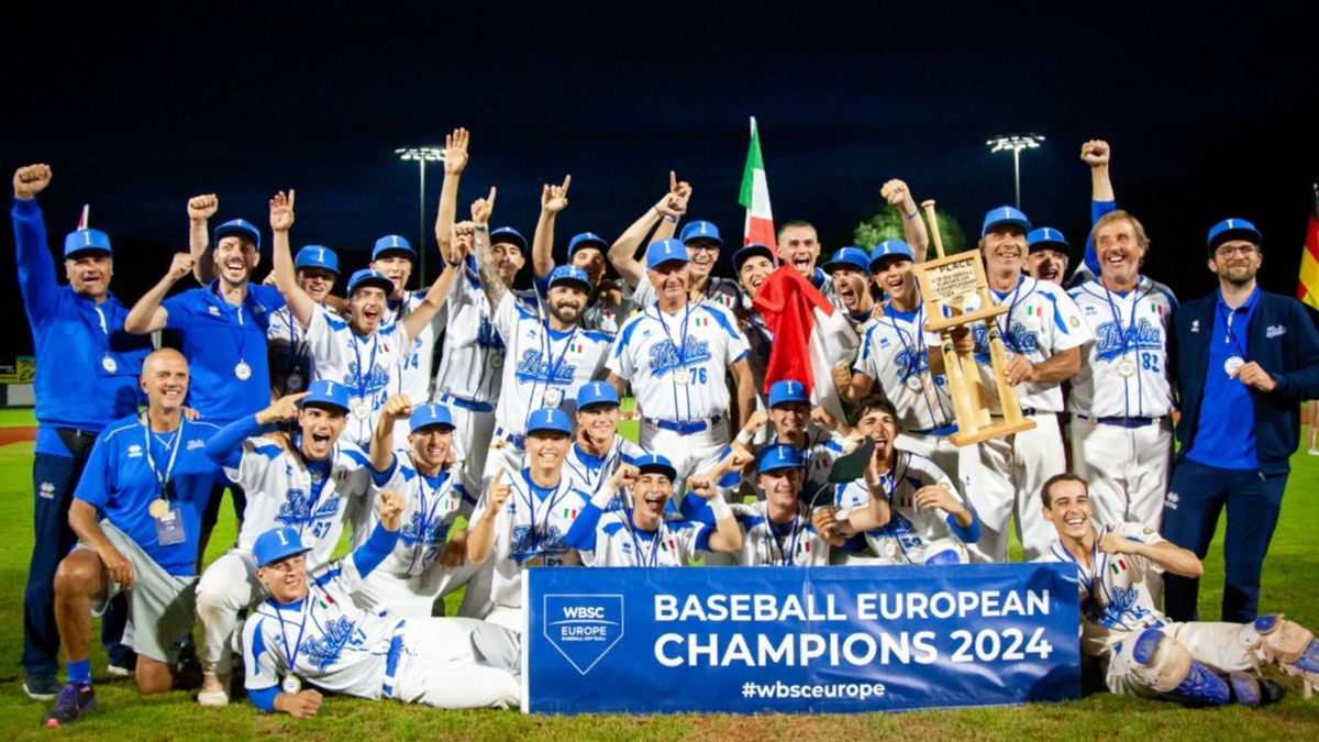 The Italian squad celebrates its gold medal at the U-18 Baseball European Championship. GETTY IMAGES