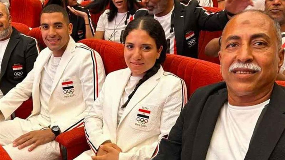 Saeed sits next to her colleagues and officials from the Egyptian Cycling Federation. GETTY IMAGES.