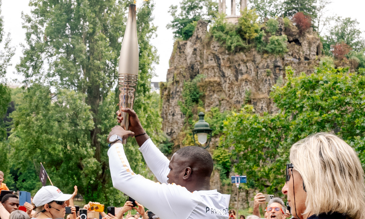 Boxer Souleymane Cissokho with the Olympic Torch. PARIS 2024