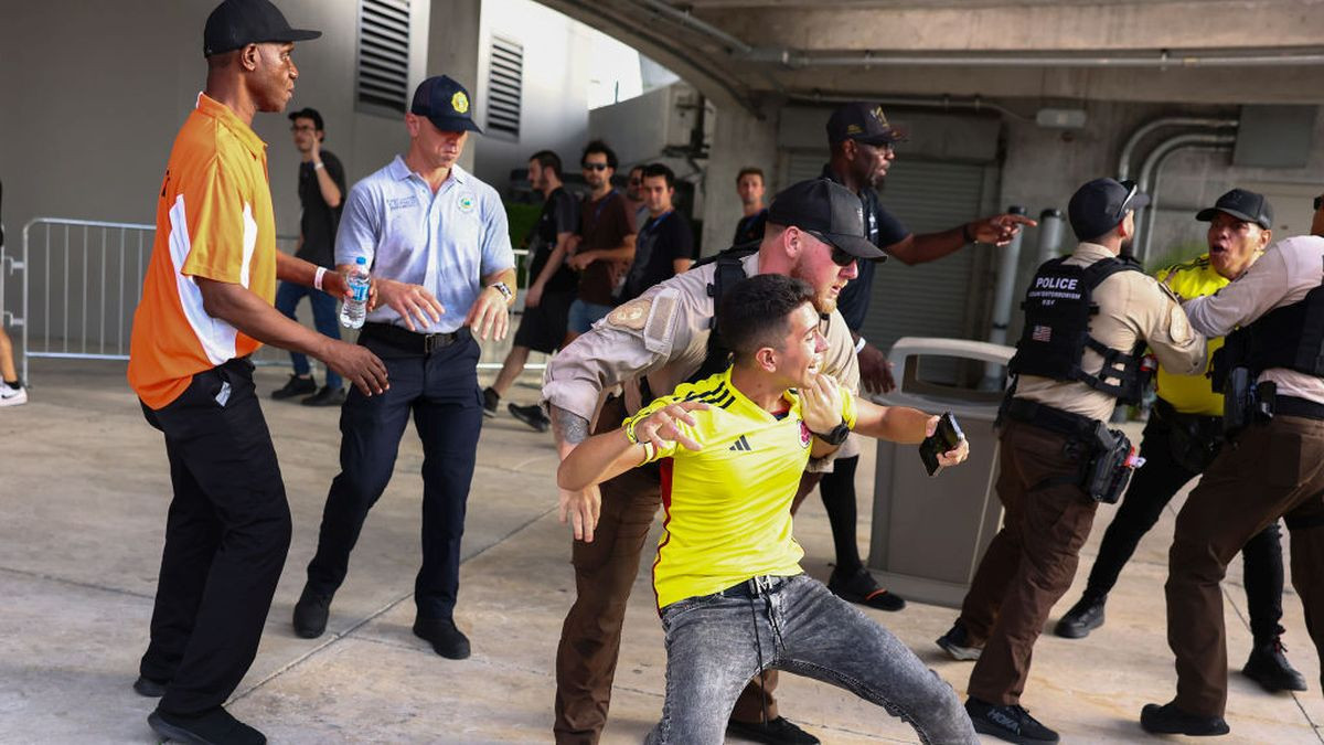 Police officers try to arrest a Colombian fan outside the stadium the CONMEBOL Copa America 2024 at Hard Rock Stadium. GETTY IMAGES