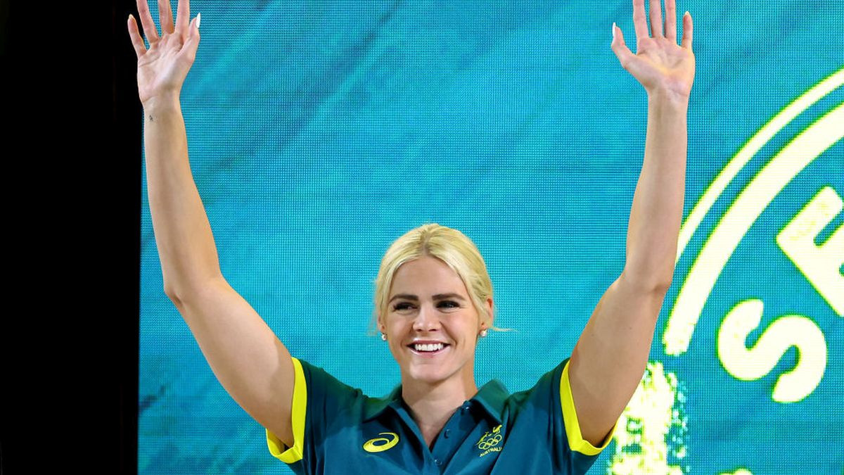 Shayna Jack waves to the crowd during the Australian 2024 Paris Olympic Games Swimming Squad Announcement. GETTY IMAGES.