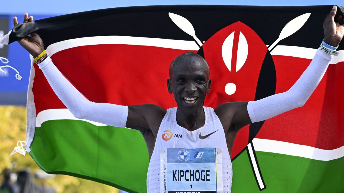 Kipchoge winning Berlin Marathon 2022. GETTY IMAGES