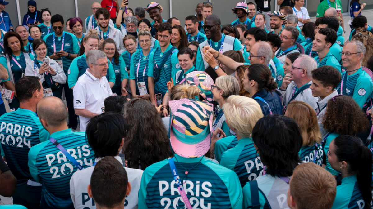 Thomas Bach welcomes the first athletes to the Olympic Village. IOC MEDIA.