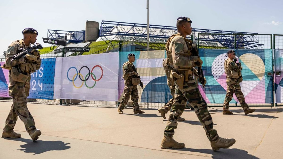 French armed forces walk along the Bercy arena ahead of the Paris 2024. GETTY IMAGES
