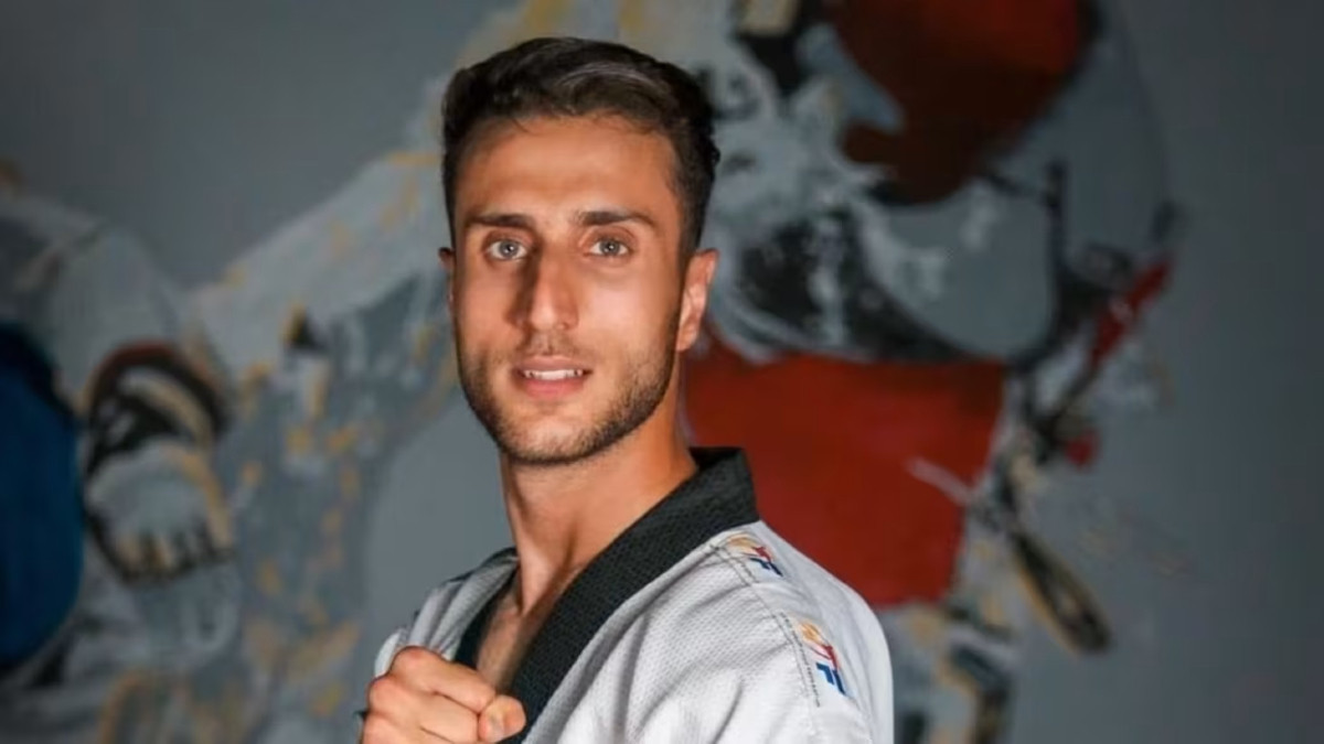 Olympic champion Dell’aquila motivates refugee taekwondo athlete Tiranvalipour. IOC 