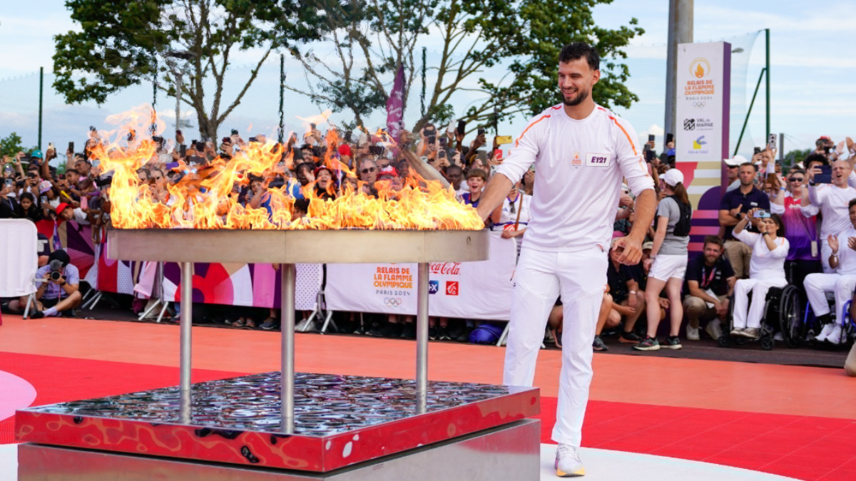 The famous French handball player Nedim Remili lit the celebration cauldron in Créteil. PARIS 2024