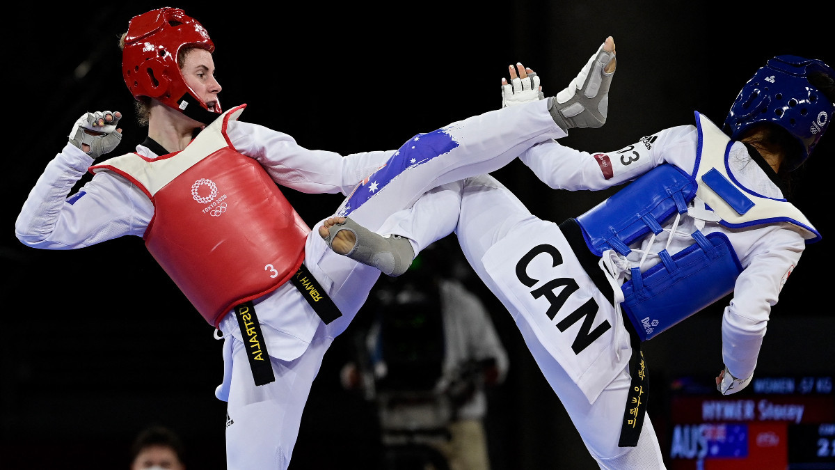 Stacey Hymer (red) against Canada's Skylar Park at the Tokyo 2020. GETTY IMAGES