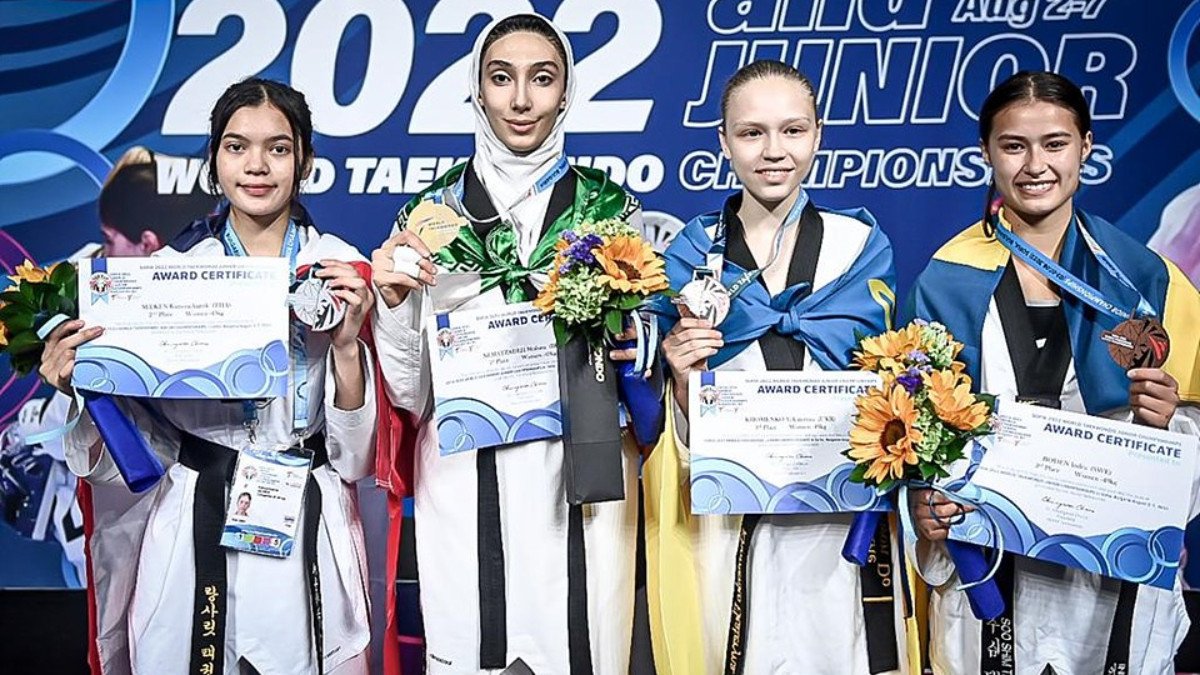 Mobina Nematzadeh (second from left) during the award ceremony at the 2022 World Junior Championships. WT