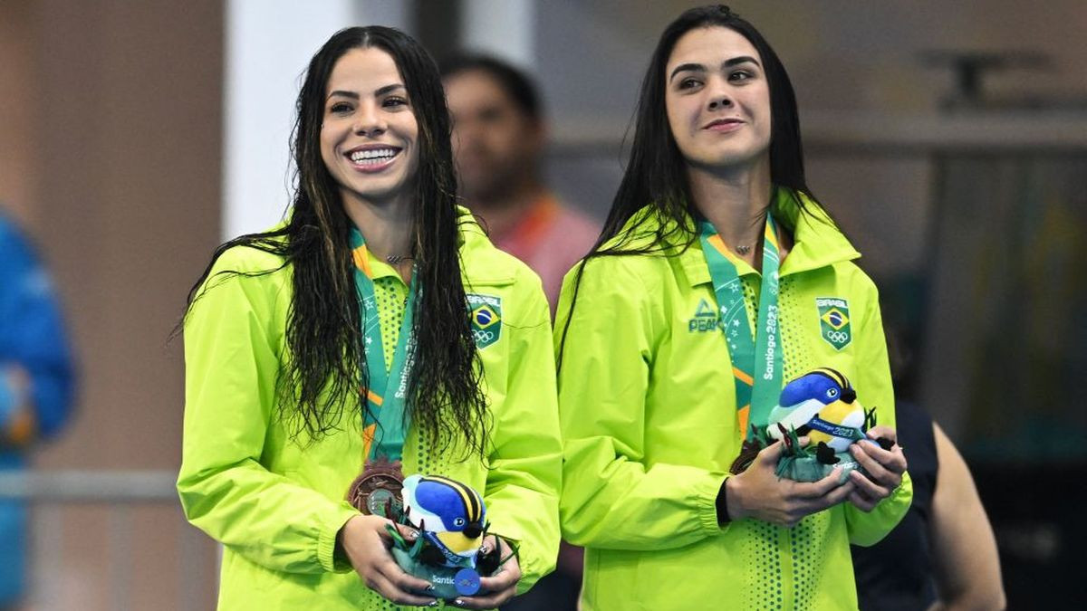 Ingrid de Oliveira and Giovanna Pedroso pose after winning the bronze medal. GETTY IMAGES