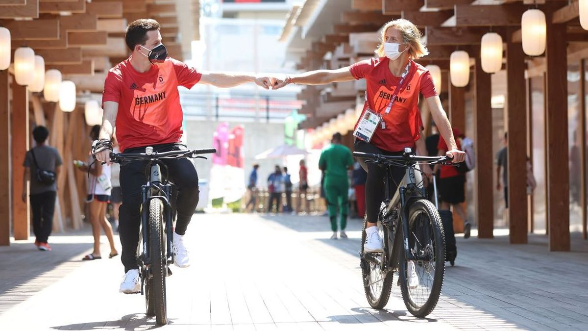 Laura Ludwig and Patrick Hausding of Team Germany, at the Olympic Village of Tokyo. GETTY IMAGES 