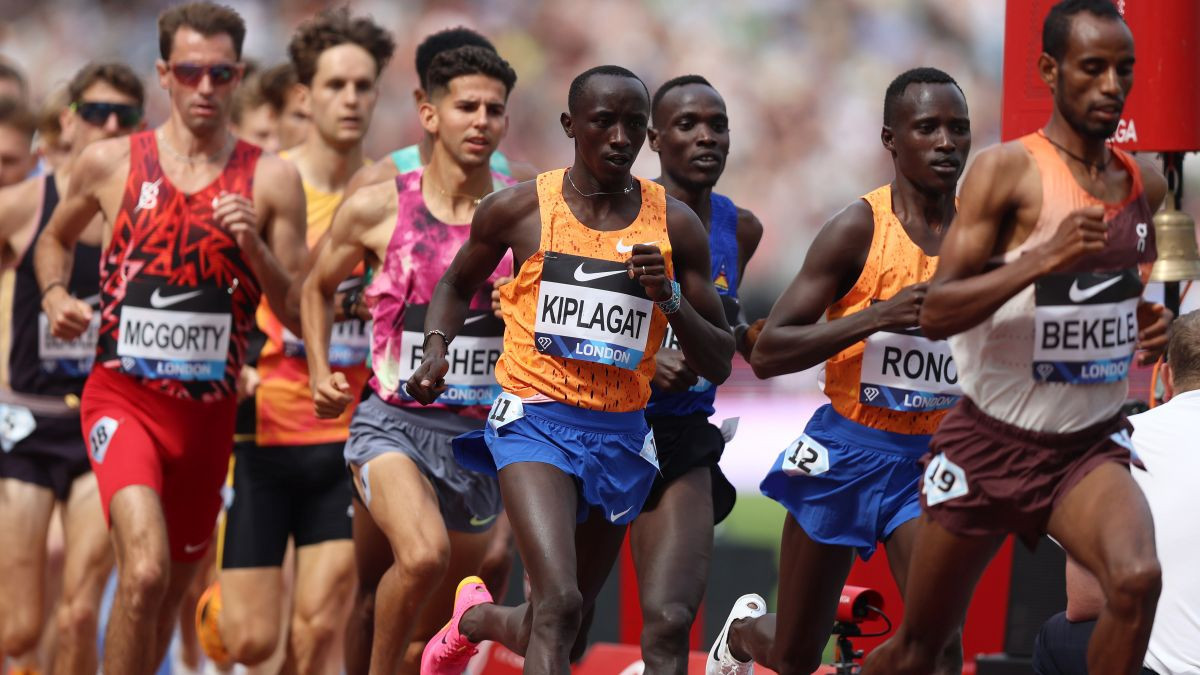 Emmanuel Korir Kiplagat of Kenya competes in the mens 3000m final during the London Athletics Meet. GETTY IMAGES