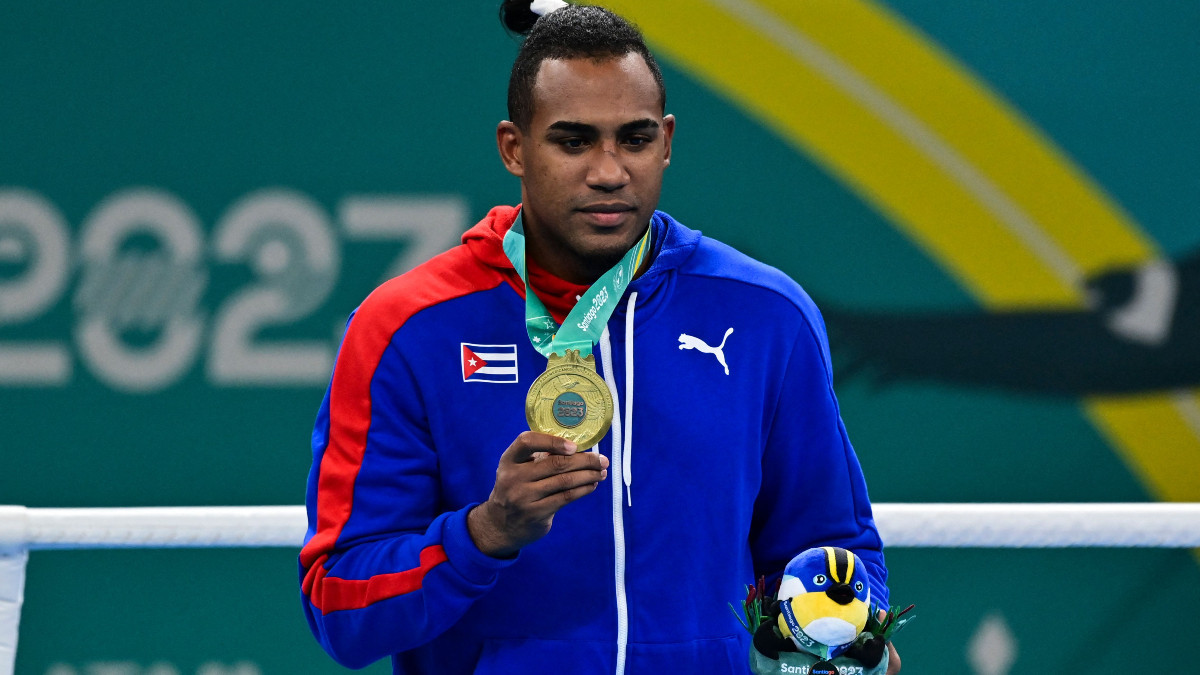 Arlen Lopez of Cuba with the gold medal of the 2023 PanAm Games. GETTY IMAGES