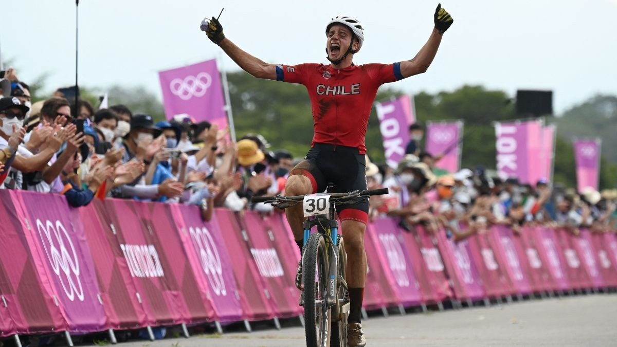 Chile's Vidaurre celebrates as he crosses the finish line in the cycling mountain bike event during the Tokyo 2020. GETTY IMAGES