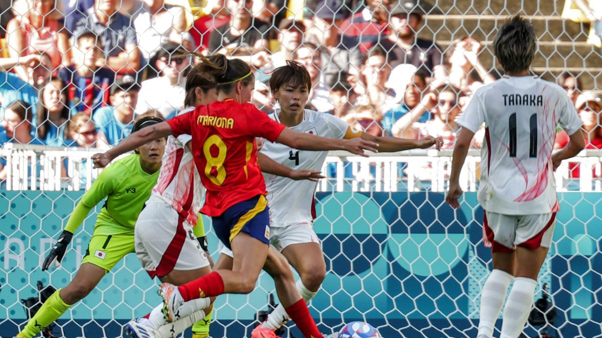 Takahashi attempts to block Spain's forward Caldentey as the latter shoots to score her team's second goal. GETTY IMAGES
