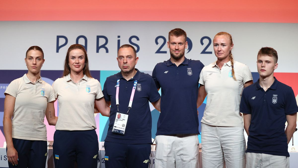 Ukrainian athletes with the President of the National Olympic Committee Vadym Guttsait. GETTY IMAGES