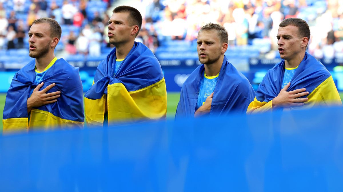 Players of Team Ukraine sing the national anthem. GETTY IMAGES