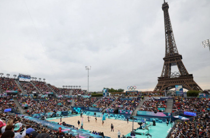 Rain at the start of beach volleyball under the Eiffel Tower. GETTY IMAGES