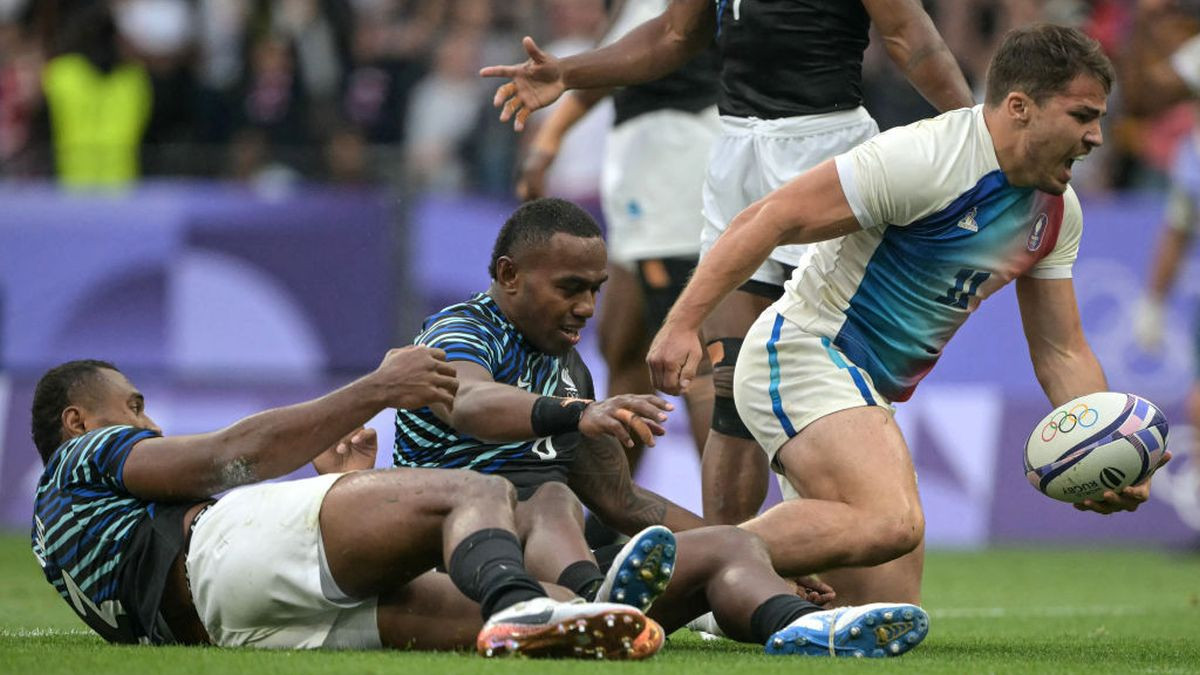 Antoine Dupont (R) scores a try. GETTY IMAGES
