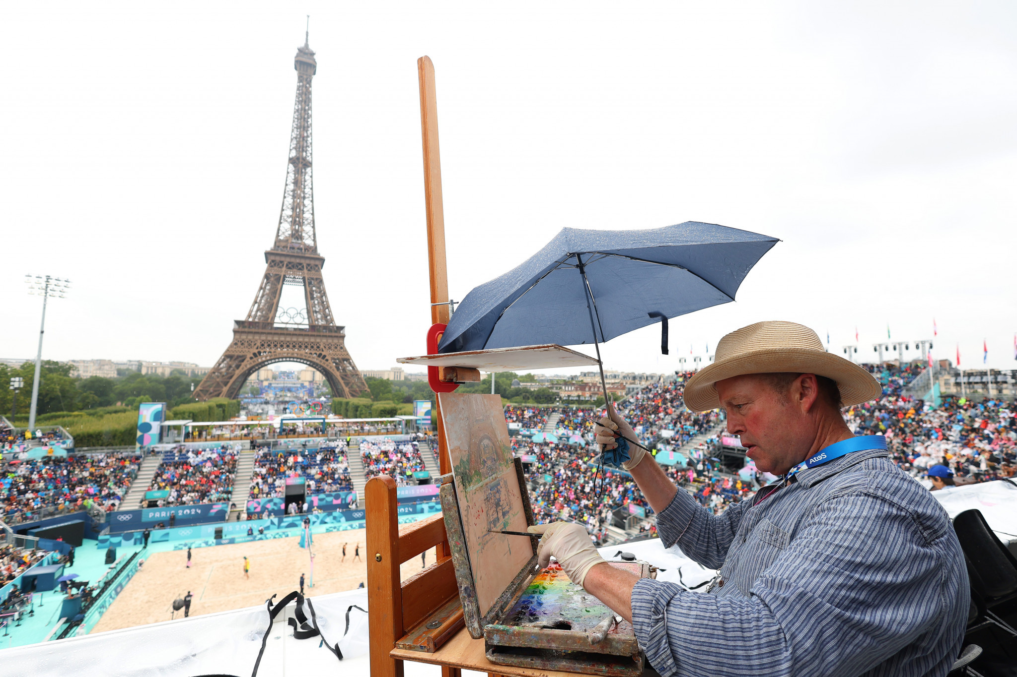 Spectators during a beach volleyball event at the Eiffel Tower Stadium during the Paris 2024 Olympic Games. GETTY IMAGES.