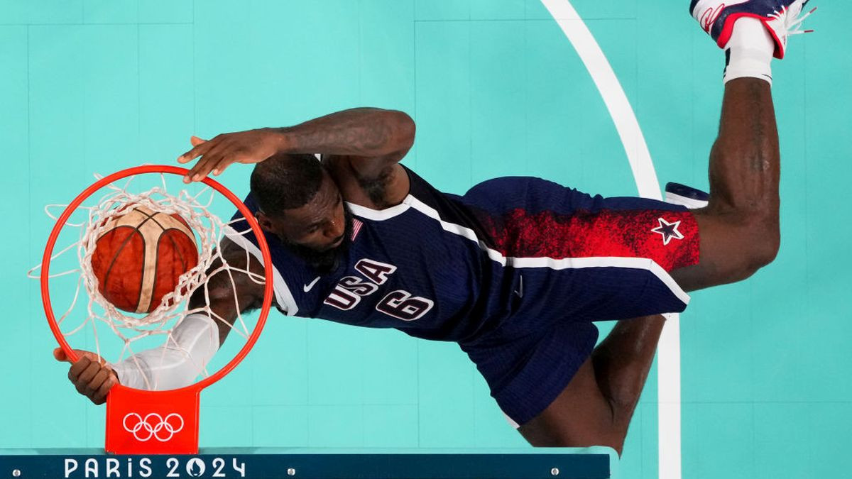 Lebron James dunks the ball against Serbia GETTY IMAGES