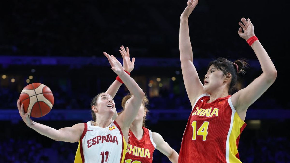 Leonor Rodriguez goes to the basket past Mengran Sun and Yueru Li GETTY IMAGES
