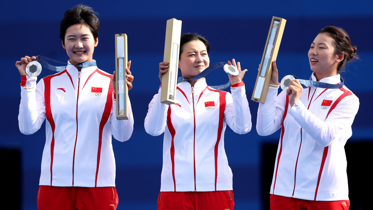 China's National team with silver medals. GETTY IMAGES