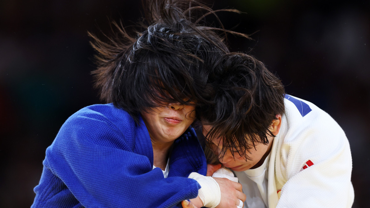 Action during the final bout between Christa Deguchi (white) and Mimi Huh. GETTY IMAGES