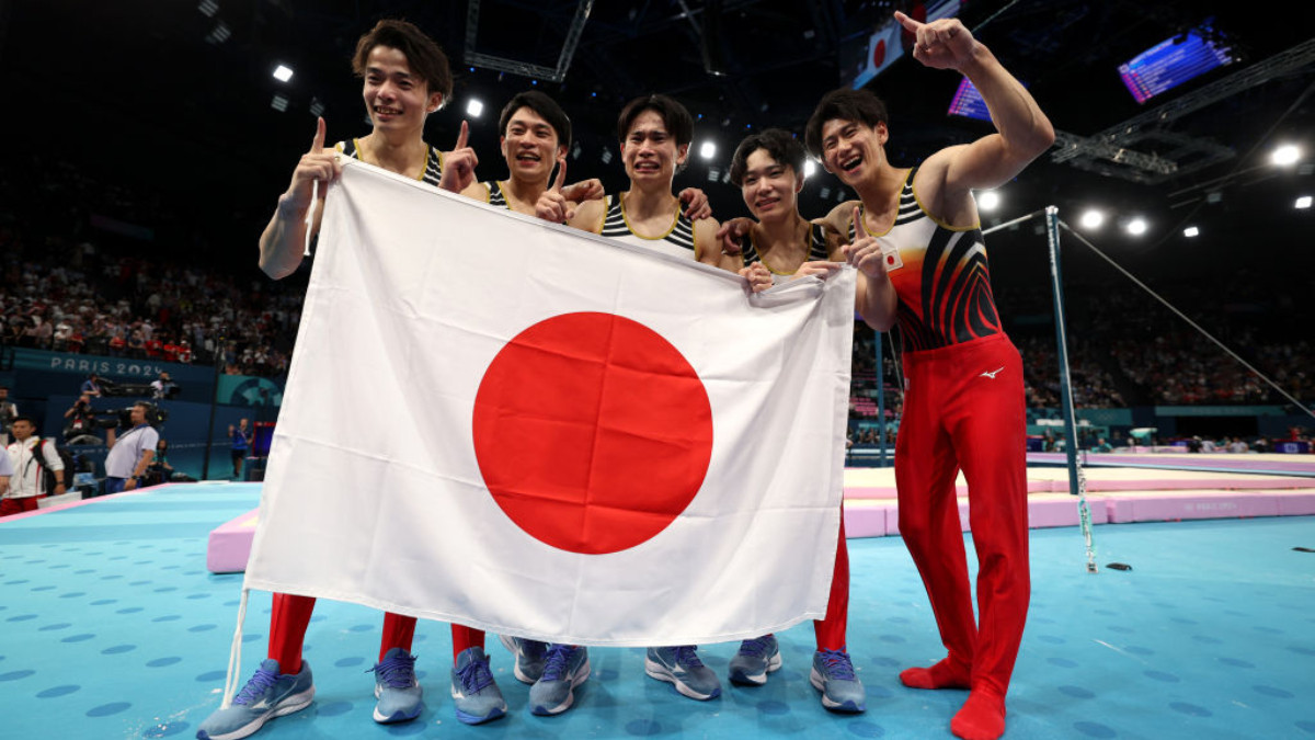Takaaki Sugino, Wataru Tanigawa, Kazuma Kaya, Shinnosuke Oka and Daiki Hashimoto of Team Japan celebrate after winning gold. GETTY IMAGES