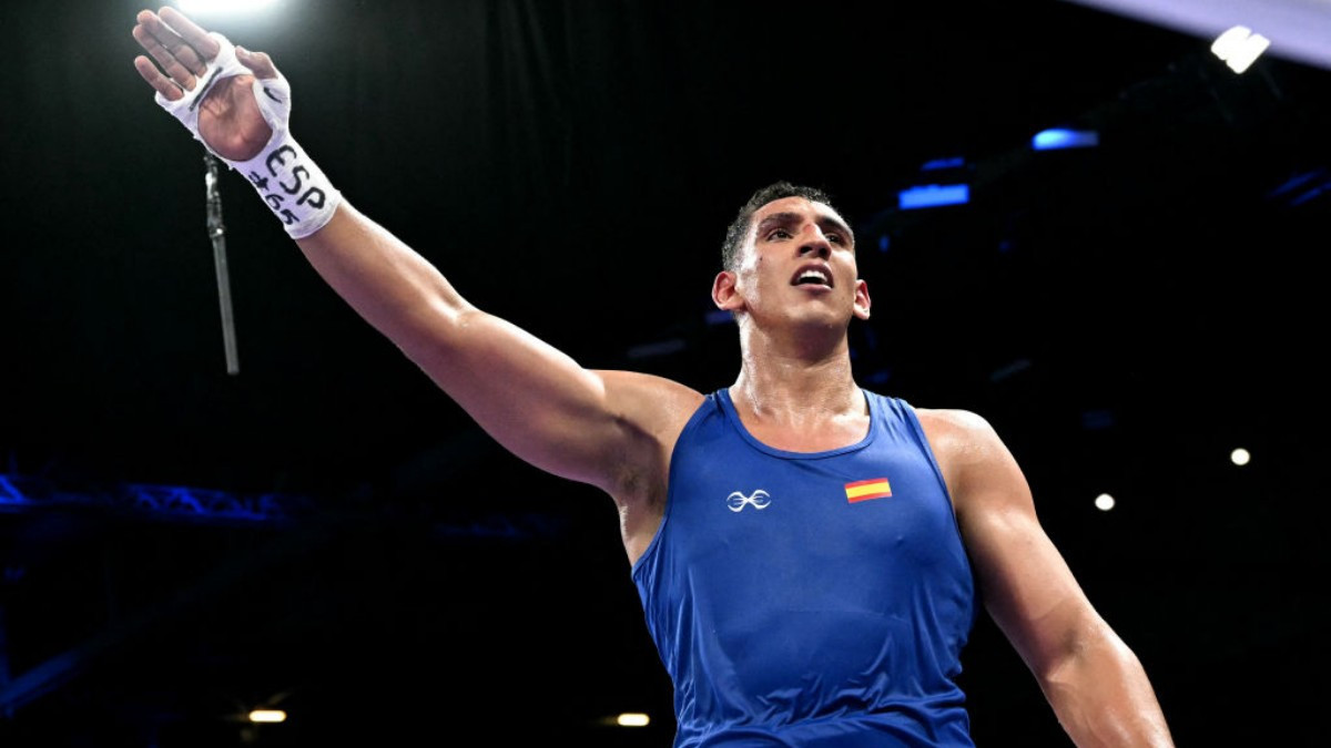 The Spanish boxer Ayoub Ghadfa celebrates his surprising victory in Paris. GETTY IMAGES
