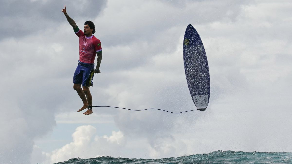 Surfing: Iconic photo and historic score by Brazilian Gabriel Medina 