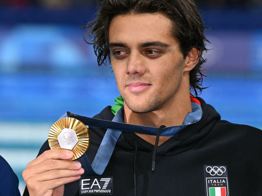 Thomas Ceccon shows off his gold in the men's 100m backstroke. GETTY IMAGES
