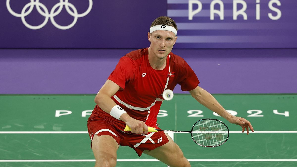 Viktor Axelsen and Shi Yuqi advance to the quarter-finals with ease