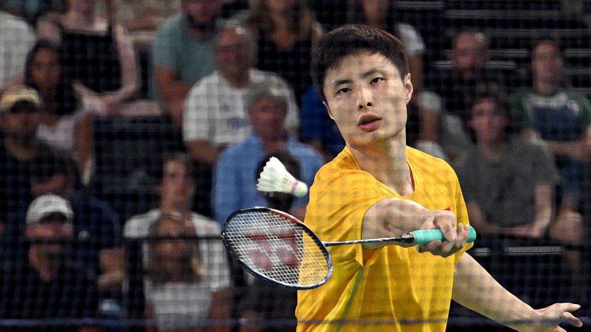 Shi Yuqi plays a shot against Italy's Giovanni Toti in Paris. GETTY IMAGES