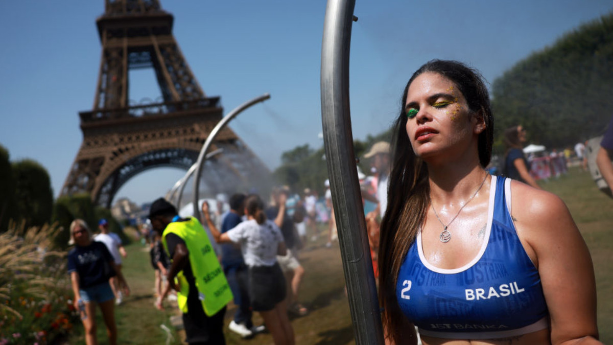 Athletes and fans melt in Paris heatwave