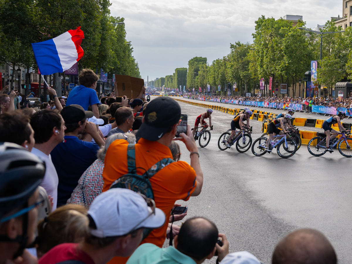 French fans during the triathlon, Wednesday in Paris. GETTY IMAGES